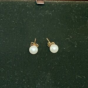 Mikimoto Gold Pearl  Earrings

MIKIMOTO BLUE LAGOON PEARL EARRINGS
6.7MM - 14K